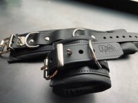 R&amp;Co Lockable Wrist Cuffs Padded Black